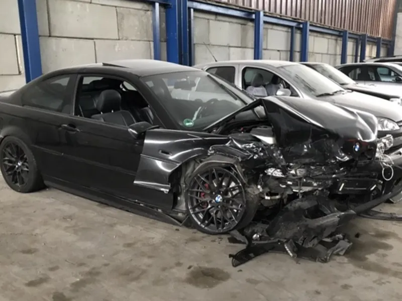 Schwerer Unfallschaden an der Fahrzeugfront, Dokumentation