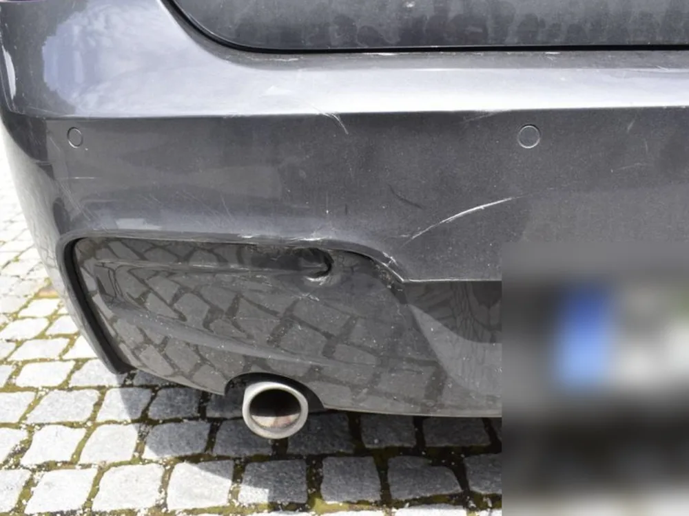 Dokumentierter Unfallschaden an einer Stoßstange