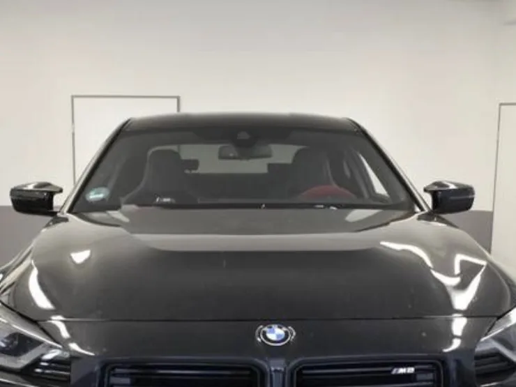 BMW M2 bei der Begutachtung in der Werkstatt